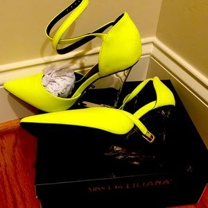 Neon yellow size 8 beauties (NWT)